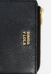 Črn teksturiran usnjeni denarnica z zlatim vtisnjenim logotipom "BIMBA Y LOLA" in zlatim zadrgo. Ima trpežno in rafinirano obdelavo.
