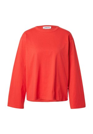Rood shirt met lange mouwen en een ronde hals, losse pasvorm en een klein wit label met de tekst "EDITED" bij de kraag.