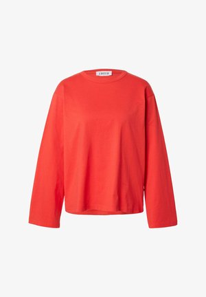 Rood shirt met lange mouwen en een ronde hals, losse pasvorm en een klein wit label met de tekst "EDITED" bij de kraag.