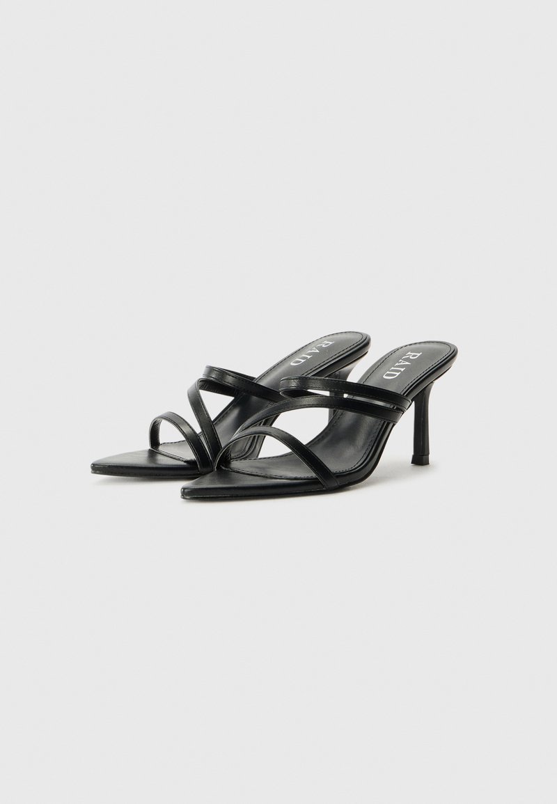 Sandales à talons noires avec un bout pointu, dotées de plusieurs lanières croisées en cuir lisse et d'un talon haut fin.