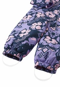 Mono de nieve en púrpura y azul marino con patrones florales, puños elásticos y lazos blancos para la sujeción del calzado. Material suave y resistente al agua.
