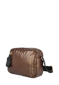 Bolso cruzado acolchado marrón con franja de acento dorada, cierre con cremallera, correa ajustable negra y textura brillante. Diseño rectangular compacto.
