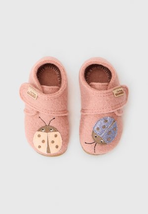 Pantofole in feltro rosa con cinturino in velcro. Presentano disegni di coccinelle ricamati in marrone e blu con macchie rotonde. Tessuto testurizzato.