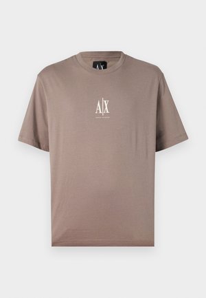 Pruun puuvillane T-särk ümarate kaelustega, lühikeste varrukatega ja valge logo trükiga "A|X" rinnal. Sile tekstuur, minimalistlik disain.