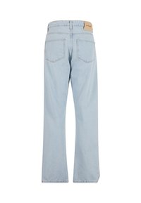 Svetlo modre kavbojke z ravnimi hlačnicami, prikazane od zadaj, z dvema zadnjima žepoma in majhno rjavo znamko na pasu.