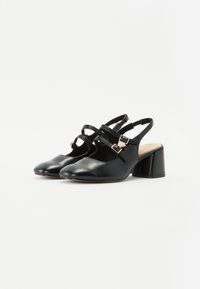 Černé kožené slingback boty s kulatými špičkami, dvěma nastavitelnými pásky s kovovými přezkami ve zlaté barvě a masivním vysokým podpatkem.