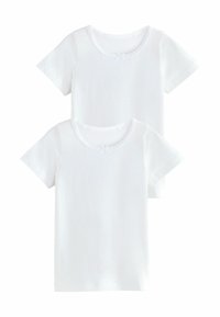 Zwei weiße kurzärmelige T-Shirts mit einem Rundhalsausschnitt und einem kleinen Schleifenakzent in der Mitte der Vorderseite. Aus weichem Baumwollmaterial.