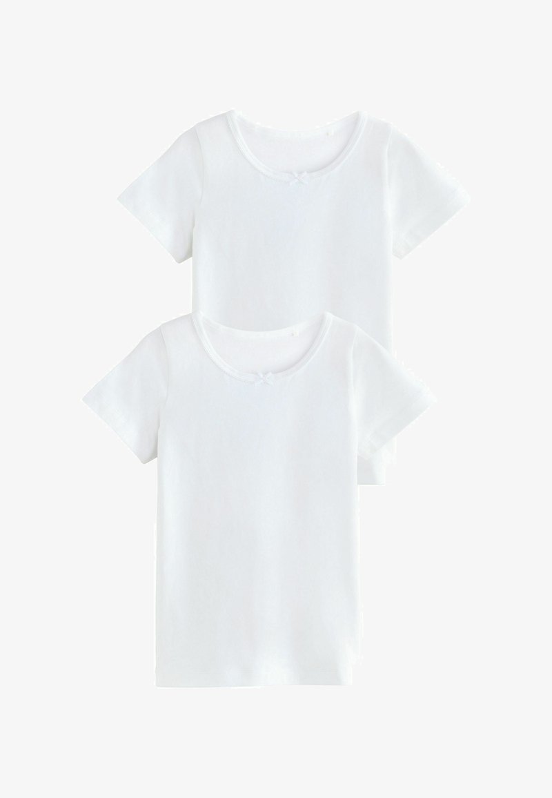 Zwei weiße kurzärmelige T-Shirts mit einem Rundhalsausschnitt und einem kleinen Schleifenakzent in der Mitte der Vorderseite. Aus weichem Baumwollmaterial.