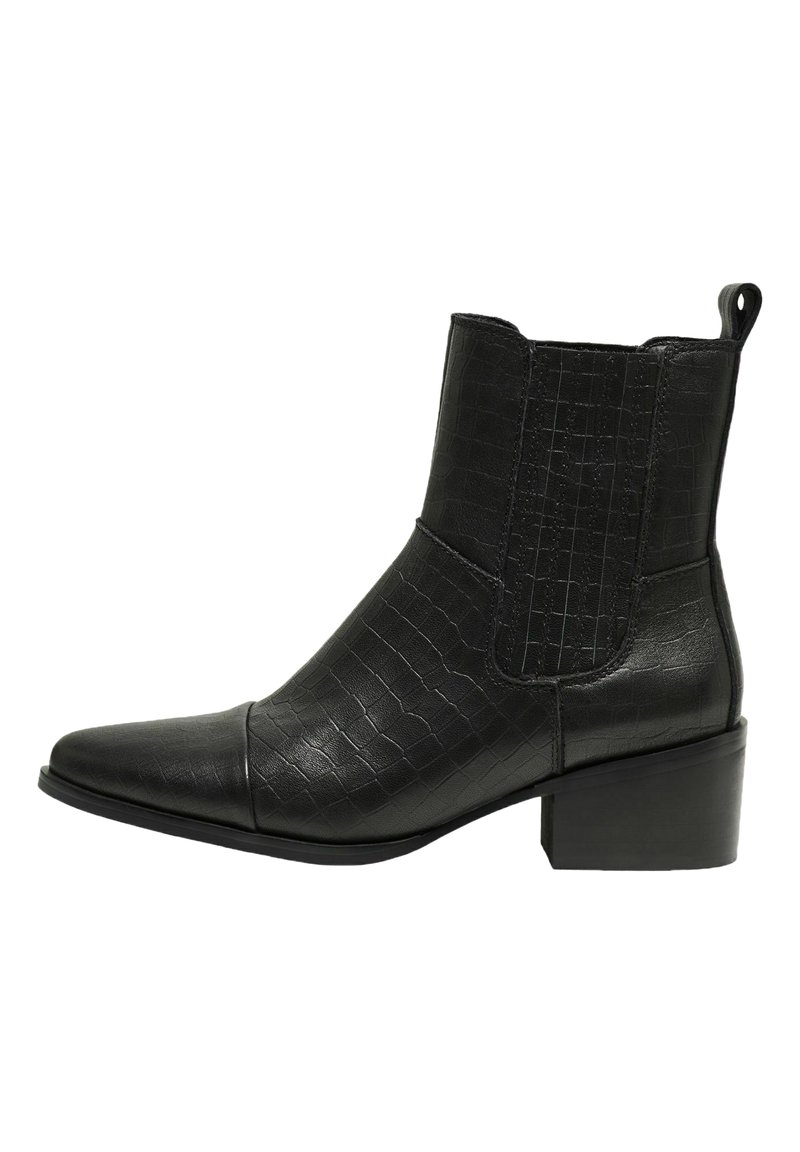 Botines negros con textura de cocodrilo, puntera puntiaguda, paneles laterales elásticos y un tacón bajo cuadrado. Diseño minimalista con líneas limpias.