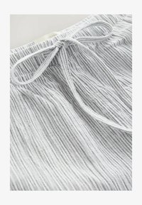 Valimata, white grey stripe