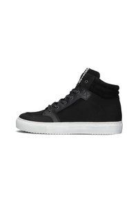 Zwarte hoge sneakers met een gladde bovenkant, textuuraccenten, een witte rubberen zool en contrasterende zwarte veters.
