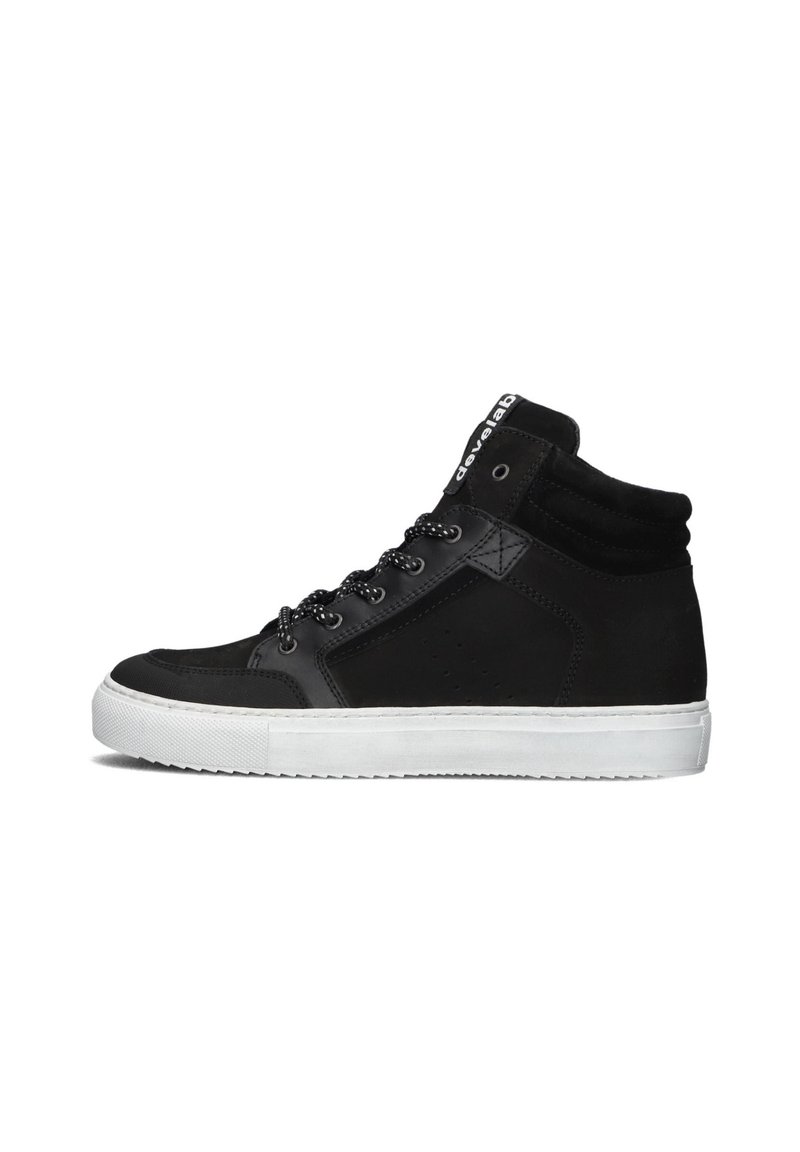 Zwarte hoge sneakers met een gladde bovenkant, textuuraccenten, een witte rubberen zool en contrasterende zwarte veters.