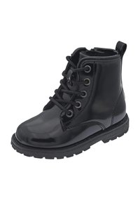 Botín de tobillo de charol negro con punta redonda, diseño de cordones y suela de goma negra texturizada. Presenta ojales de metal y una pestaña en la parte trasera.