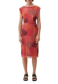 Vestido de rayas rojas y naranjas con un diseño envolvente, mangas cortas tipo cap sleeve y un detalle de cintura anudada. Combinado con sandalias negras de tipo mule.