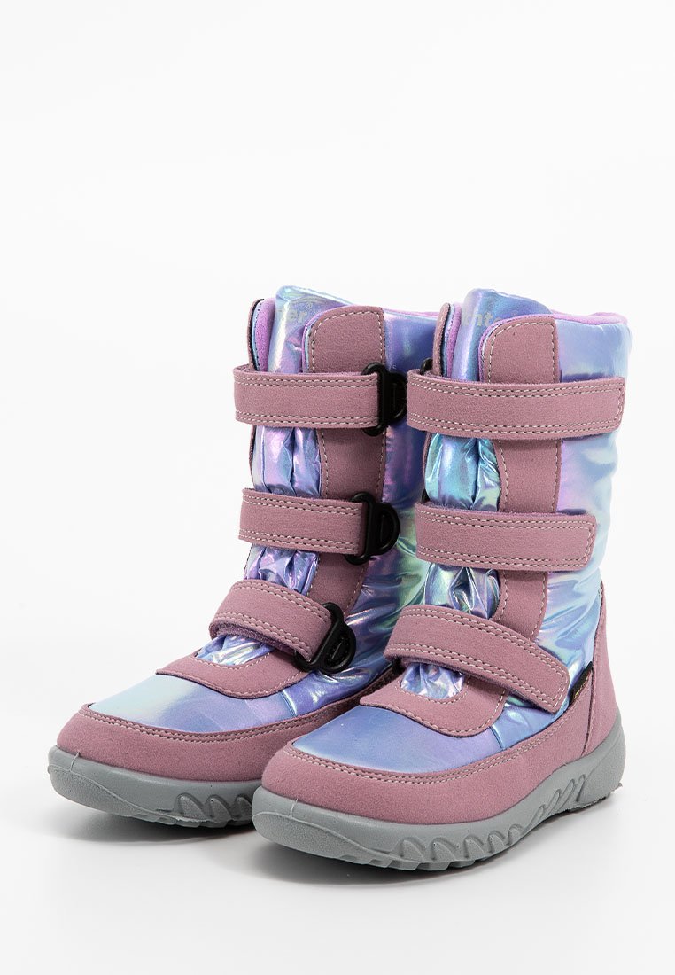 Lila und schillernde Stiefel mit Klettverschlüssen, die ein glänzendes, reflektierendes Obermaterial, graue Gummisohlen und ein strukturiertes Design aufweisen.