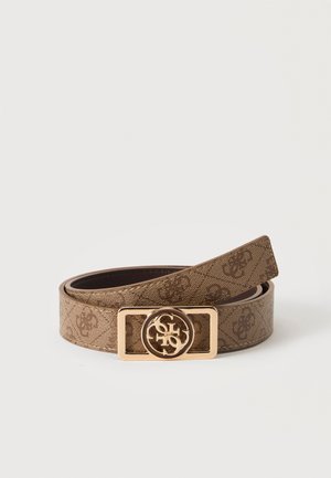 Ceinture marron à motifs avec boucle rectangulaire dorée présentant un logo circulaire entrelacé, roulée sur fond blanc.