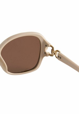 Šviesiai smėliniai saulės akiniai su rudais lęšiais, apvaliai kvadratinis rėmas, auksinės detalės prie vyrių ir šviesiai tekstūruotos kojos.