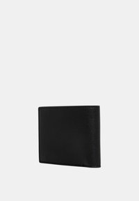 Cartera de cuero negro con una textura suave, diseño de dos pliegues, costura visible a lo largo de los bordes y una forma rectangular compacta.