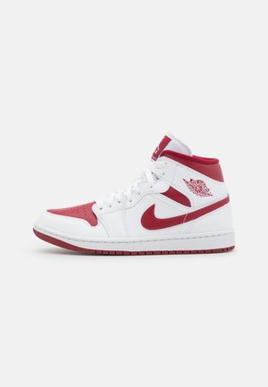 Biało-czerwony, wysokogatunkowy but sportowy Air Jordan z logo Nike swoosh i skrzydełkami Air Jordan po boku, białe sznurówki i perforowany nosek.