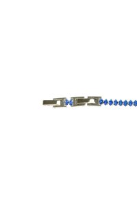 Braccialetto di pietre preziose blu con pietre tagliate a punta, fissato con una chiusura metallica. Il design è elegante con posizionamenti alternati delle pietre.