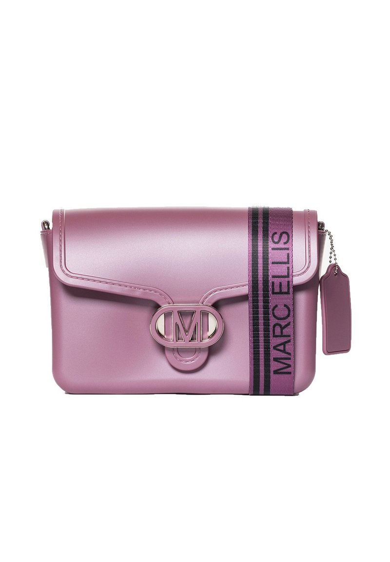 Borsa sintetica viola con chiusura a patta magnetica, dotata di logo metallico, tracolla striata con "MARC ELLIS" e una targhetta removibile.