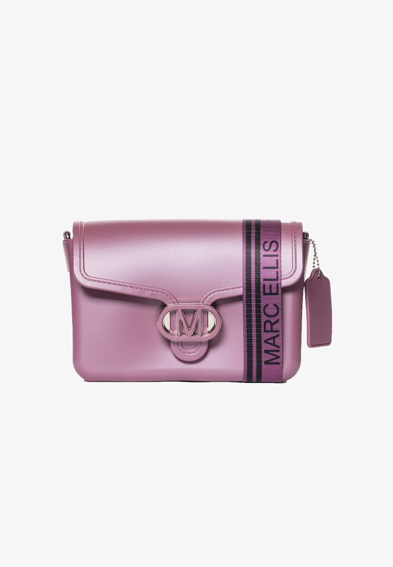 Paarse synthetische handtas met een magnetische klepsluiting, voorzien van een metallic logo, een gestreepte schouderband met "MARC ELLIS" en een afneembare label.