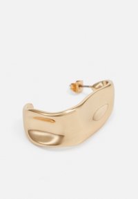 Guldtonet metal ørekrog med et glat, buet design og en poleret overflade samt en subtil indrykket detalje på den ene side.