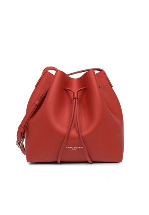 Borsa a secchiello rossa in pelle con texture liscia, tracolla regolabile e chiusura con cordoncino. Presenta un logo impresso sul fronte.