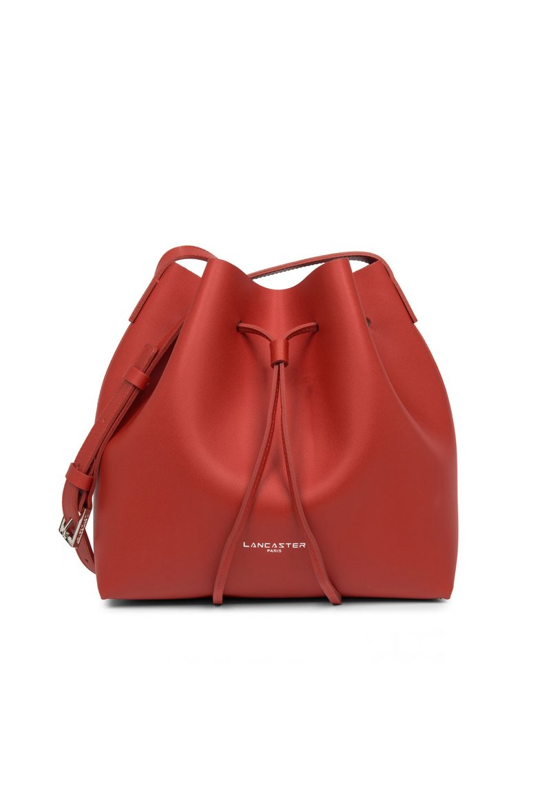 Borsa a secchiello rossa in pelle con texture liscia, tracolla regolabile e chiusura con cordoncino. Presenta un logo impresso sul fronte.