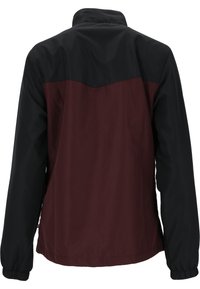 Chaqueta resistente al agua con la parte superior negra y la parte inferior en burdeos. Cuenta con un cuello alto y puños elásticos para un ajuste ceñido.