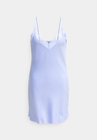 Φόρεμα σε γαλάζιο σατέν με λεπτές τιράντες και δαντέλα κατά μήκος του V-λαιμού, εκτεθειμένο σε απλό φόντο.