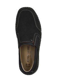 Czarne buty typu slip-on wykonane z zamszu, z kontrastowym białym ściegiem, elastycznymi panelami bocznymi oraz wyściółką z komfortowym wkładkiem oznaczoną napisem "JOSEF SEIBEL".