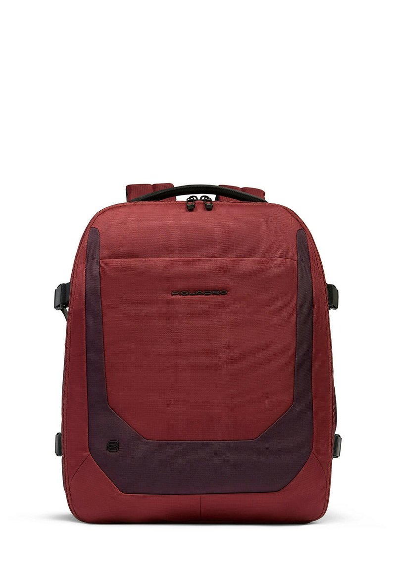 Rode stoffen rugzak met een strak design, voorzien van een gestructureerd oppervlak, donkere accenten, verstelbare riemen en een bovenste handvat voor gemakkelijk dragen.