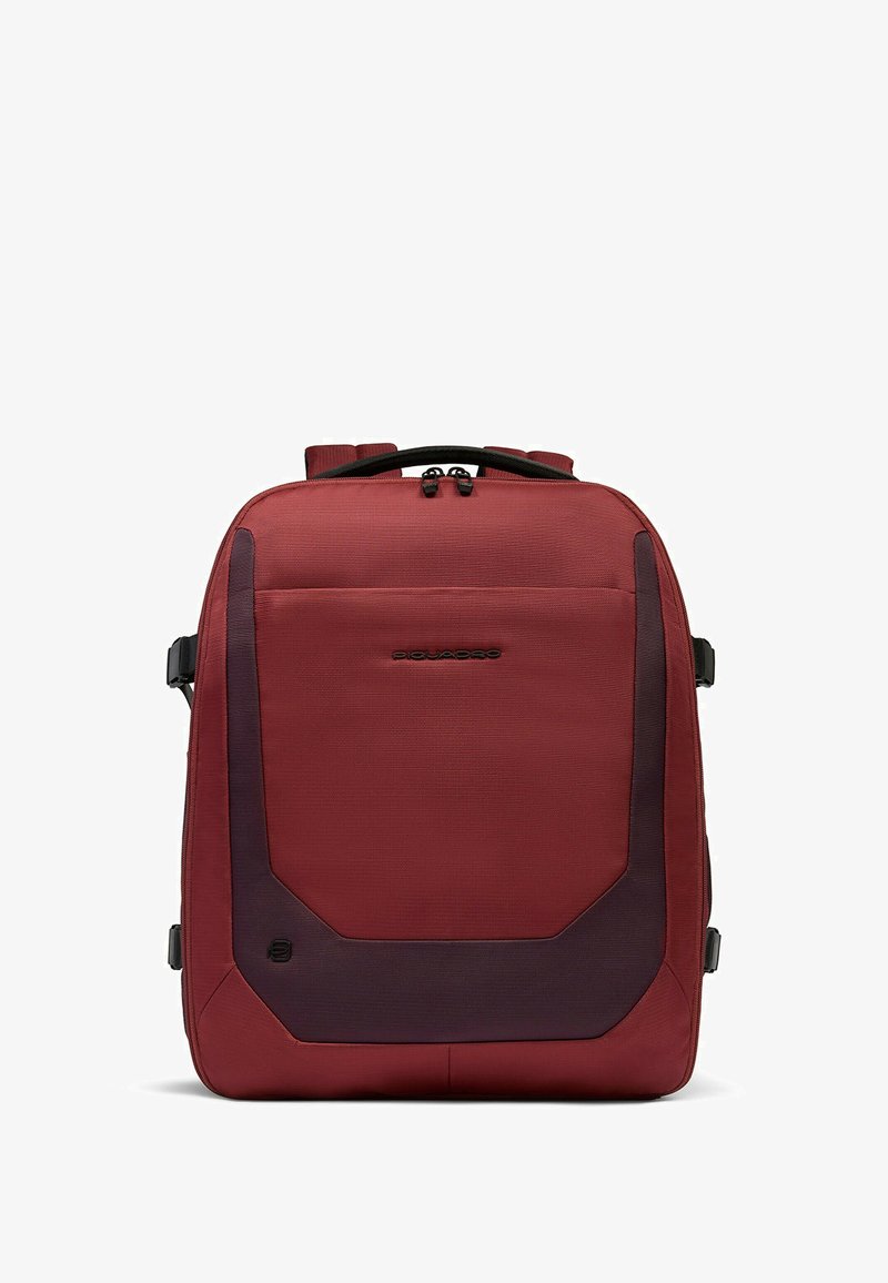 Rode stoffen rugzak met een strak design, voorzien van een gestructureerd oppervlak, donkere accenten, verstelbare riemen en een bovenste handvat voor gemakkelijk dragen.