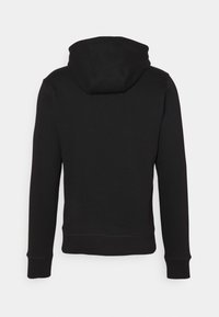 Sudadera negra con capucha redondeada, mangas largas y bajo acanalado. Fabricada con un tejido suave y liso sin patrones ni acentos visibles.