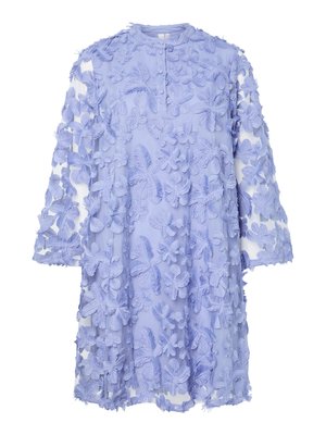 Robe légère de couleur lilas avec broderies florales, présentant un col rond, des manches longues et un tissu transparent, ornée de détails floraux en trois dimensions.
