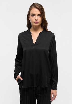 Sort langærmet blouse med V-udskæring og A-form. Glat tekstur, sidelommer og en let buet kant.