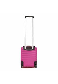 Valigia rigida di un vivace colore rosa, con un design a righe testurizzato, manico retrattile argentato e dettagli neri. Dotata di quattro ruote.