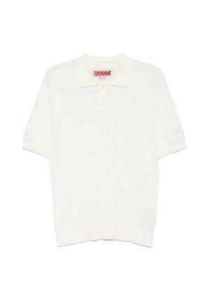 Polo bianca a maniche corte con colletto e patta con tre bottoni, realizzata in tessuto strutturato, distesa su uno sfondo bianco.