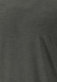 Tummanharmaa t-paita, jossa on sileä texture, hienovarainen heather-vaikutelma ja pieni "ENDURANCE"-logo samassa sävyssä.