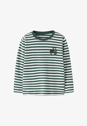 Camisa de manga larga para toddler a rayas verdes y blancas, con un pequeño icono de un tractor negro en el pecho y cuello acanalado verde.