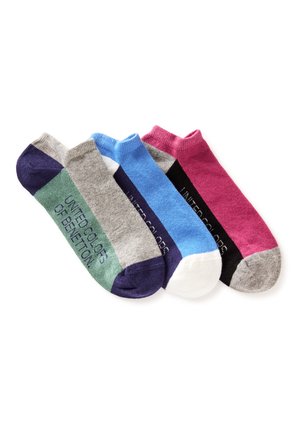 Quatre paires de chaussettes courtes en vert/gris/marine, bleu/blanc/marine, rose/noir/gris et rose uni, chacune avec un texte de marque en haut.