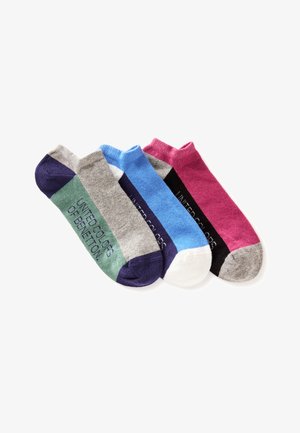 Vier paar enkelsokken in groen/grijs/navy, blauw/wit/navy, roze/zwart/grijs en effen roze, elk met merktekst bovenaan.