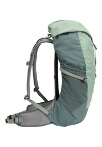 Grand sac à dos de randonnée vert avec bretelles rembourrées, ceinture lombaire et sangle de compression latérale, vu de profil sur fond blanc.