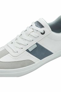 Bílé tenisky s šedými semišovými a síťovanými detaily. Mají texturovanou boční část a bílé tkaničky. Na jazyku je označení "S. OLIVER".