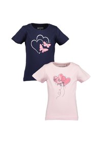Zwei Baumwoll-T-Shirts: eines in Marineblau mit einem Schmetterlings- und Herz-Design, das andere in Pink mit Herz- und Textmuster, runde Hälse und kurze Ärmel.