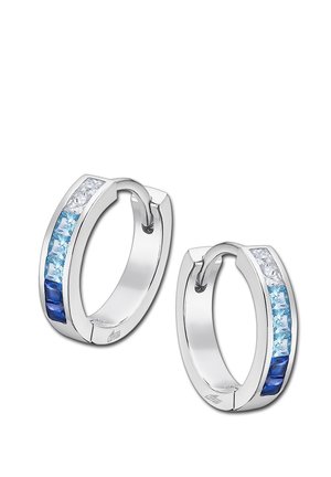 Boucles d'oreilles en argent en forme de créole, ornées d'une rangée de cristaux rectangulaires alternant entre bleu et transparent, avec une finition polie et un fermoir à charnière.