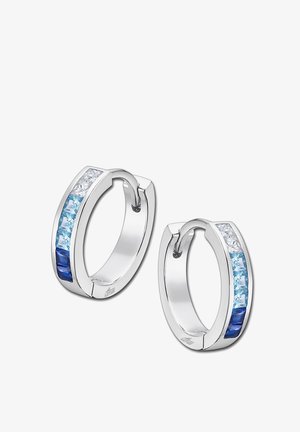 Boucles d'oreilles en argent en forme de créole, ornées d'une rangée de cristaux rectangulaires alternant entre bleu et transparent, avec une finition polie et un fermoir à charnière.