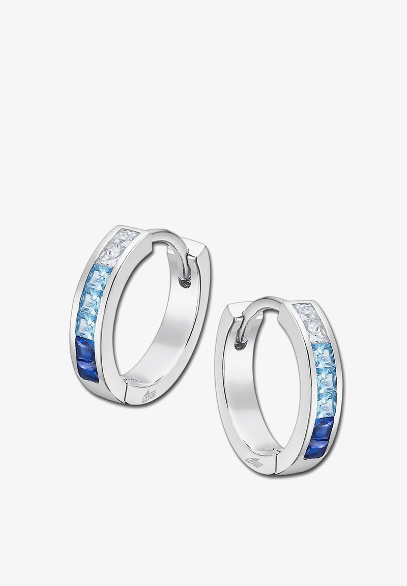 Boucles d'oreilles en argent en forme de créole, ornées d'une rangée de cristaux rectangulaires alternant entre bleu et transparent, avec une finition polie et un fermoir à charnière.