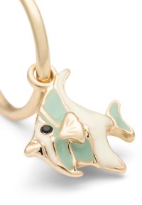 Charm de pez en tono dorado con acentos de esmalte en verde menta y blanco. Presenta un pequeño ojo de piedra negra y cuelga de un aro circular.